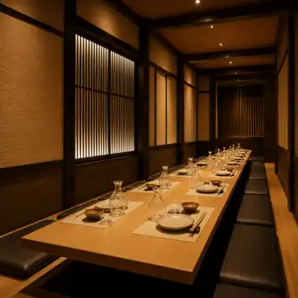 広々とした店内は、少人数でのお食事から団体様でのご利用まで幅広く対応。会社宴会や歓送迎会、同窓会など、みんなで集まるシーンにもおすすめです。落ち着いた雰囲気の中、ゆっくりとお食事とお酒をお楽しみいただけます。