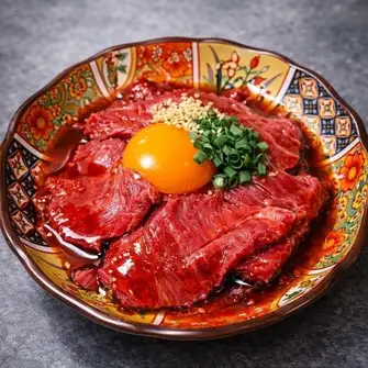 『牛ハラミユッケ』など、お肉料理もおすすめです。鉄板焼き、炙り、刺しなど様々な調理法で提供致します。