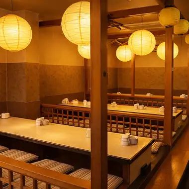 落ち着いた和モダンな雰囲気の団体席をご用意。広々とした空間で、会社宴会や歓送迎会、同窓会など大人数でのご宴会にもおすすめです。周りを気にせず、ゆったりとお食事とお酒をお楽しみいただけます。