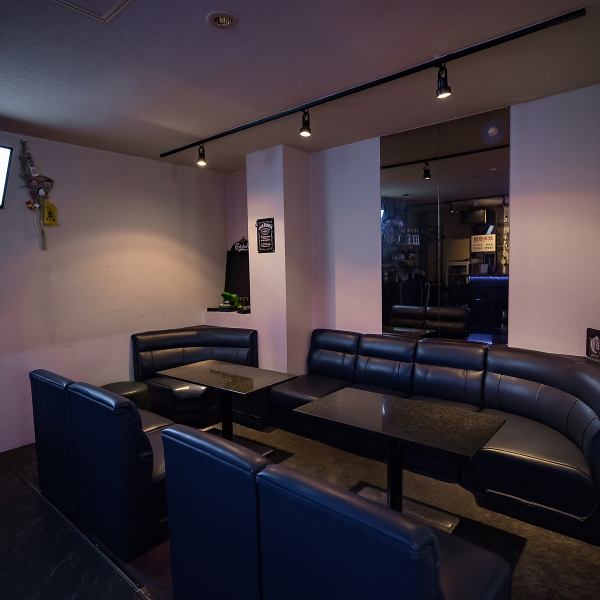 リラックスできるソファ席や居心地の良いカウンター席を完備した当店で、心ゆくまで遊び倒しましょう！大人数でもご利用可能なので、特別なイベントにも最適な場所です☆