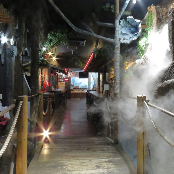 【ダンジョンに迷い込んだような世界！】店内のあちらこちらには、火山や氷山をイメージしたダイナミックな装飾が施され、まさにダンジョンに足を踏み入れたかのような壮大な世界観が広がります。細部にまでこだわった作り込みは、五感を刺激し、まるでゲームの主人公になったかのような気分にさせてくれます。