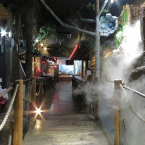 地元名古屋のご友人との再会に、カジュアルなカウンター席はいかが？地元の話題で盛り上がりながら、ダンジョン食堂ならではのユニークなフードとドリンクを気軽に楽しめます！