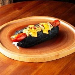 【ダンジョン名物・ブラックホットドッグ登場！】≪ランチにピッタリ◎≫ブラックホットドッグ