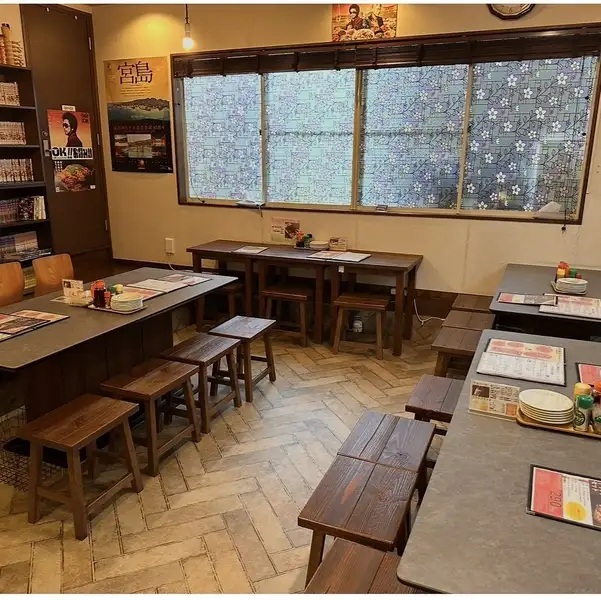 店内にはテーブル席を3卓22席ご用意しております！木の温もりが感じられる落ち着いた空間が広がり、友人や家族との会話も弾むこと間違いなし♪アットホームな雰囲気の中、焼きたての鉄板料理をゆっくりと味わいながら、特別な時間をお過ごしいただけます♪リラックスしたひとときをお楽しみください！