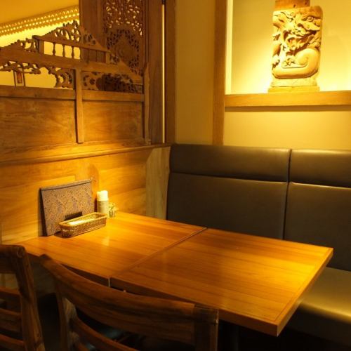 [暹罗青瓷新宿高岛屋店]可以度过轻松时光的餐桌座位