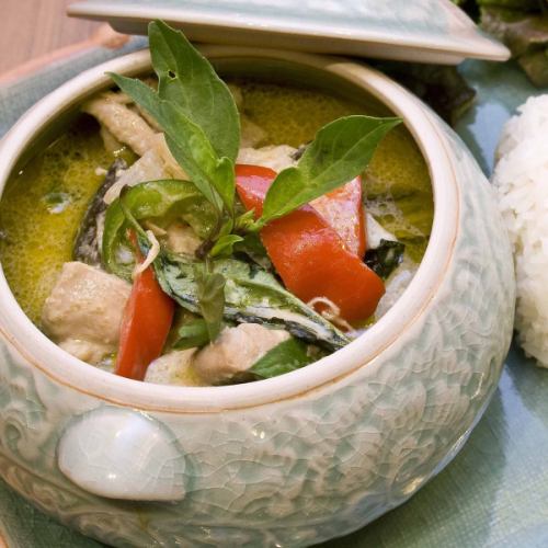 Green curry with eggplant and chicken "Gaeng Kyowan Gai"