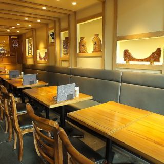 【暹羅青瓷新宿高島屋店】請在沙發座位上放鬆。