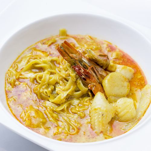 "Seafood Curry Bonara" Fluffy seafood stir-fried egg curry noodles
