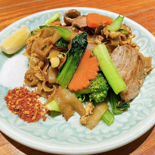 Thai soy sauce-flavored thick fried rice noodles "Sen Yai Pad Siyu"