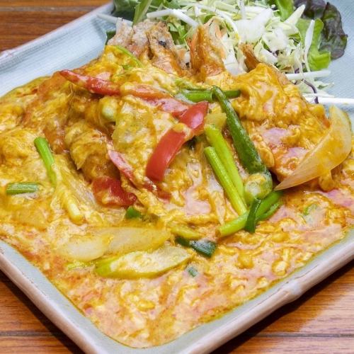 Stir-fried soft shell shrimp with fluffy egg curry "Kunnim Pad Pong Curry"