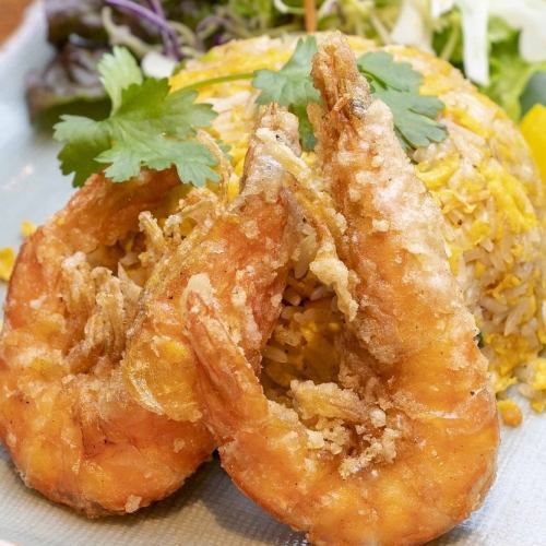 Soft shell shrimp fried rice "Khao Pat Khun Nim"