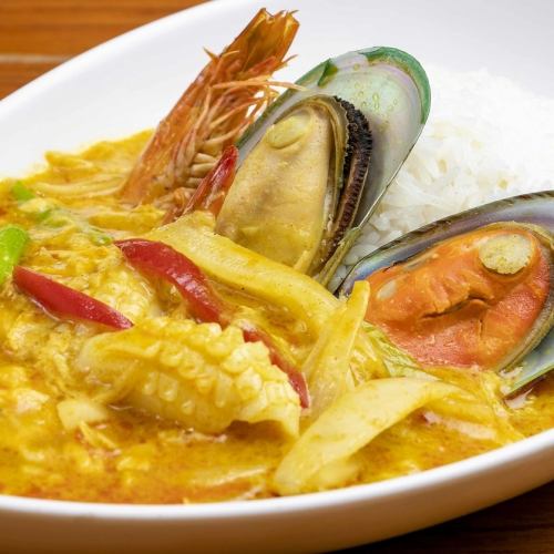 シーフードと玉子のカレー炒めのせごはん