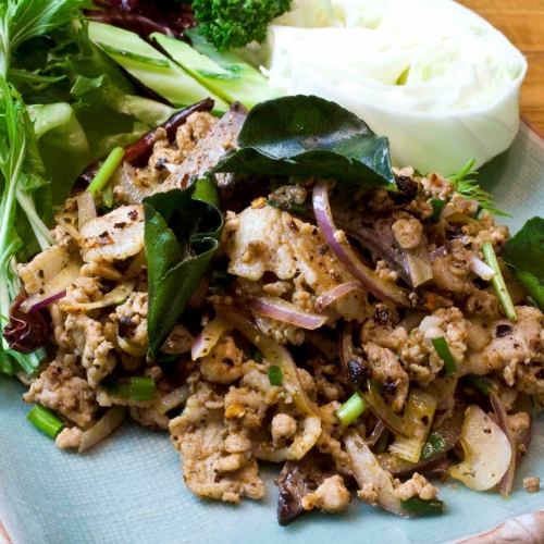 ハーブと野菜、豚ひき肉のスパイシー和え　「ラープ・ムー」