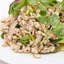 鶏ひき肉のスパイシーハーブ和え