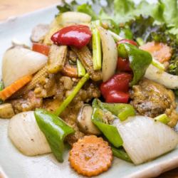 ソフトシェルクラブと野菜の黒胡椒炒め　「プーニム・パッ・プリック・タイダム」