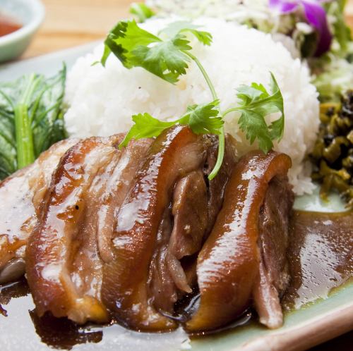 豚すね肉の煮込みのせごはん　「カオ・カー・ムー」