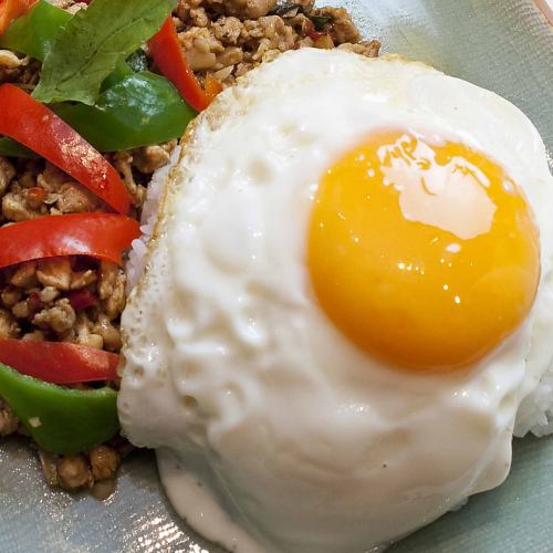 鶏ひき肉のスパイシーバジル炒めのせごはん