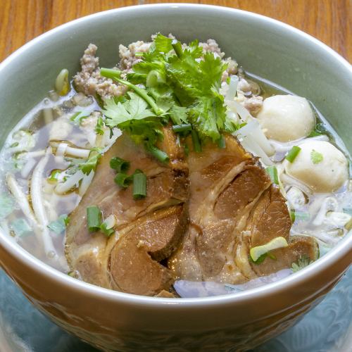 タイ醤油あっさりヌードル　「クィッティアオ・ナーム」