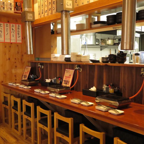 カウンター6席ございます!お一人様でのご利用やデートなどにも利用できる使い勝手の良さも、当店の魅力の一つです!