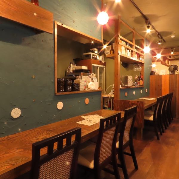 店内は、木を基調とした温かみのある空間で、落ち着いてお食事をお楽しみいただけます◎小上がり席やカウンター席もご用意しており、少人数から団体様まで幅広く対応可能です。日々の喧騒を忘れ、ゆったりとした雰囲気の中で、心ゆくまでブランド豚「黒将」の料理をご堪能ください♪