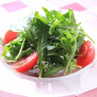 無農薬栽培のルッコラとトマトのサラダ