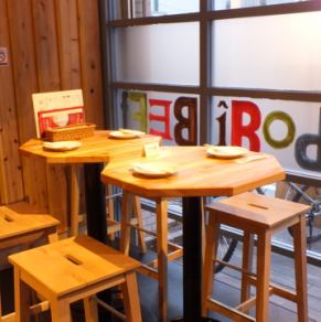 【飲み会に！】グループでも食事にもぴったりの、大きなハイテーブル仕様♪