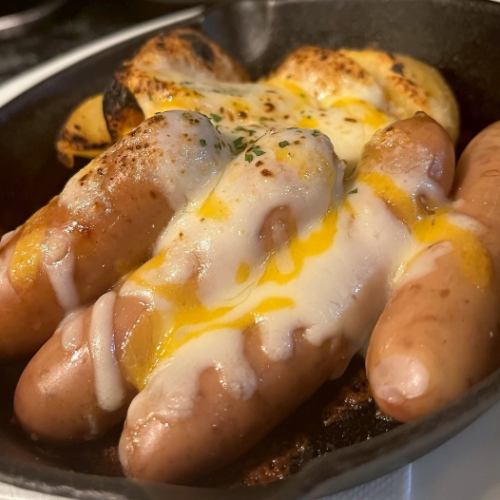 三種のチーズとソーセージのスキレット焼き