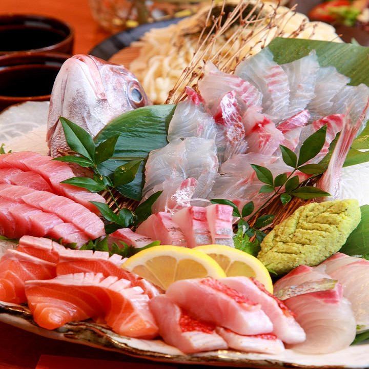 您可以享用新鲜的时令海鲜♪鲣鱼盐tataki等特色菜◎