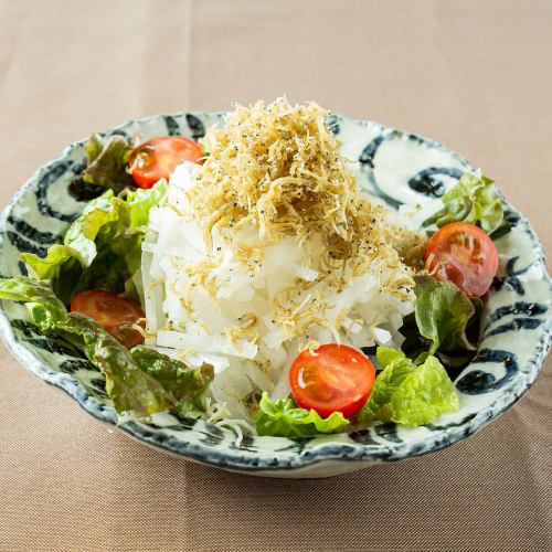 Harihari salad with radish and fried chirimen