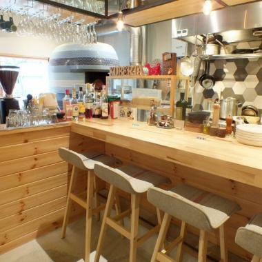 There is a counter seat where one person can easily enjoy food and wine.Pizza, pasta and other Italian dishes baked in the authentic Naples kettle.Authentic Italian and Naples pizza are present in casual everyday ♪ Please come together with food and wine in a handmade shop.