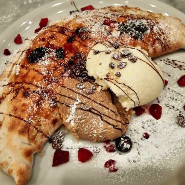 Original dessert pizza "Carzone" that cannot be eaten elsewhere