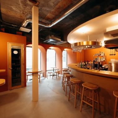 고객끼리도 이야기하기 쉬운 활기찬 공간입니다.커플로의 이용도 ◎ 핑크와 오렌지의 벽과 둥근을 의식한 부드러운 인상의 내장이 멋진 점내에는, 카운터 13석·테이블 6탁 18석을 준비하고 있습니다.