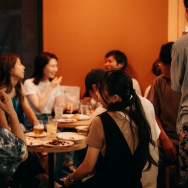 「연결」이 테마의 다이닝 바가 되어 있어, 와인과 호상성의 요리를 맛보면서 즐거운 한때를♪ 손님끼리는 물론 스탭과도 부담없이 말할 수 있는 저희 가게는, 대인원수는 물론 한 분도 대환영하고 있습니다.