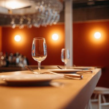 차분한 조명과 아늑한 일체감이 있는 컴팩트한 공간은 고객끼리 이야기와 식사를 즐길 수 있는 활기찬 캐주얼한 분위기.여성뿐만 아니라 커플이나 남성도 내점하기 쉽기 때문에, 사람과의 고리가 퍼지는 장소로서 부담없이 들러 주세요.