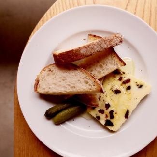 수제 건포도 버터와 캄파뉴