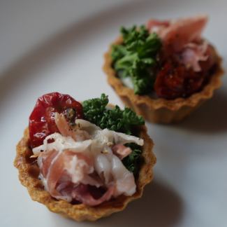 뿌리 셀러리와 생 햄 타르틀릿 4 개