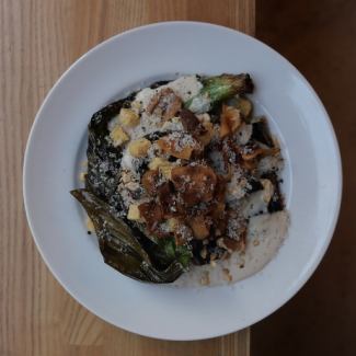 시모니타 파의 통째로 로스트 멸치 크림 소스