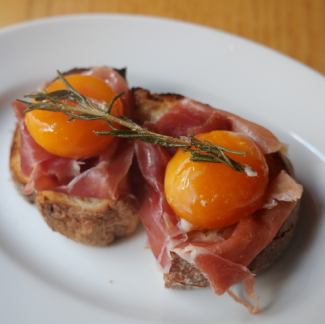 달걀 노른자 콩피의 햄에그