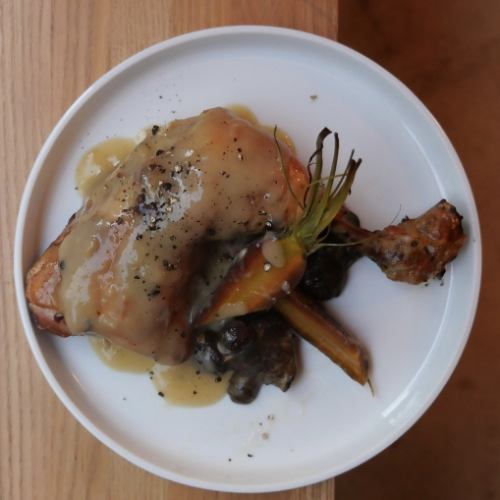 骨付き鶏もも肉のホロホロ煮込み