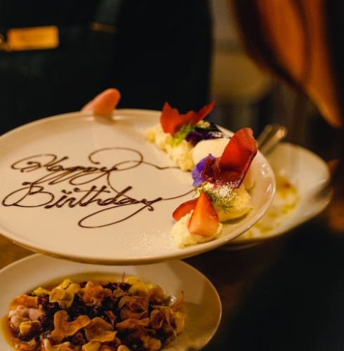 "誕生日や記念日"などにオススメ。メッセージプレートをご用意