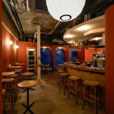 お客様同士も話しやすい賑やかな空間となっております。カップルでの利用も◎ピンクとオレンジの壁と丸みを意識した柔らかな印象の内装がオシャレな店内には、カウンター13席・テーブル6卓18席をご用意しております。