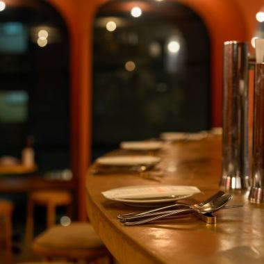 『繋ぐ』がテーマのダイニングバーとなっており、ワインと好相性の料理を味わいながら楽しいひとときを♪お客様同士はもちろんスタッフとも気軽に話せる当店は、大人数はもちろんお一人様も大歓迎しております。