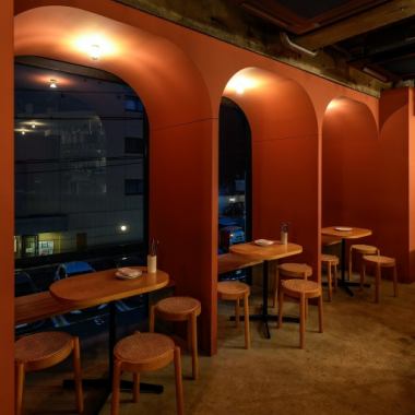 落ち着いた照明と居心地の良い一体感があるコンパクトな空間は、お客様同士でお話やお食事を楽しめる賑やかでカジュアルな雰囲気。女性だけでなくカップルや男性でも来店しやすいため、人との輪が広がる場としてお気軽にお立ち寄りください。