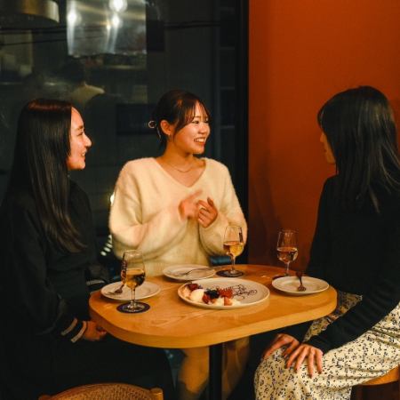 デートにピッタリ窓側のテーブル席◆雰囲気の良い空間でデート♪