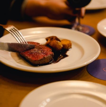 ピンクオレンジを基調としたキレイでおしゃれな空間