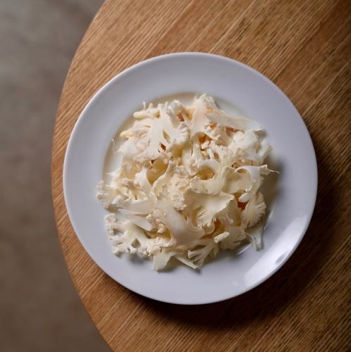 ホタテとカリフラワーのサラダ　エシャロットのソース