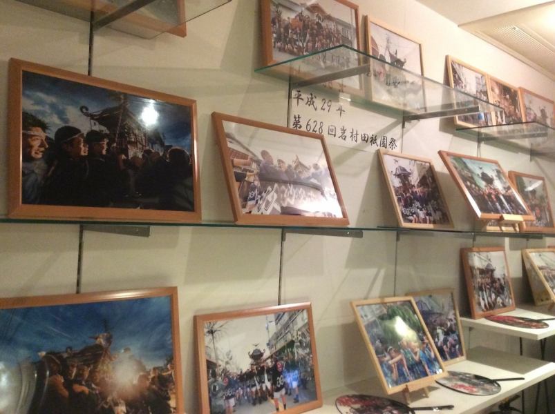 Pictures of the Gion Festival, which is held every year in mid-July, are on display.