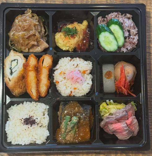 This week's lunch box 🍱 & hors d'oeuvres

Three kinds of rice,
Roast beef, pork shoulder loin with green onion sauce,
Mackerel simmered in miso, white fish with crispy plum sauce,
Chicken fillet cheese cutlet, etc.
It's a little bit of a variety of content that you can enjoy.

"I want to eat something substantial, but not too heavy."
We finished the product with that balance in mind.

Thank you for your order today 🙇‍♂️

#Seishun Shokudo
#March 9th Seishun Shokudo
#HomemadeBento
#Japanese lunch box
#roast beef
#Mackerel simmered in miso
#Old folk house restaurant
#Saku City Lunch
#Saku City Takeout
#hors d'oeuvres