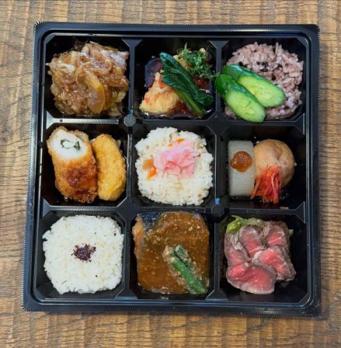 This week's lunch box 🍱 & hors d'oeuvres

Three kinds of rice,
Roast beef, pork shoulder loin with green onion sauce,
Mackerel simmered in miso, white fish with crispy plum sauce,
Chicken fillet cheese cutlet, etc.
It's a little bit of a variety of content that you can enjoy.

"I want to eat something substantial, but not too heavy."
We finished the product with that balance in mind.

Thank you for your order today 🙇‍♂️

#Seishun Shokudo
#March 9th Seishun Shokudo
#HomemadeBento
#Japanese lunch box
#roast beef
#Mackerel simmered in miso
#Old folk house restaurant
#Saku City Lunch
#Saku City Takeout
#hors d'oeuvres
