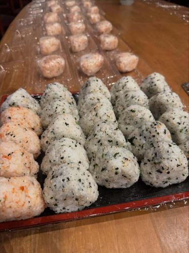 【Instagram投稿文】
3月のお弁当・オードブルのご紹介です🌸
3月下旬から、たくさんのご注文をいただき、
心を込めてお作りさせていただきました。
歓送迎会、お花見、部活動のお弁当、
ご家族でのお集まり用オードブルなど、
さまざまなシーンでご利用いただき
本当にありがとうございました🙇♂️
バタバタしてしまい、
今頃のまとめ投稿となってしまいましたが、
3月のお料理を一気にご紹介させていただきます✨
春らしい彩りを意識しながら、
ボリュームも満足していただけるよう
一つひとつ丁寧に仕上げました。
ご予算やご用途に合わせた
お弁当・オードブルのご相談も承っております。
歓送迎会、会議、ロケ弁、部活動、
ご家族のお集まりなど、
お気軽にお問い合わせください😊
#三月九日青春食堂
#佐久市
#佐久市グルメ
#お弁当
#オードブル
#テイクアウト
#歓送迎会
#お花見弁当
#ロケ弁
#部活弁当
#会議弁当
#仕出し弁当
#春のお弁当
#お持ち帰り
#お惣菜
#古民家食堂